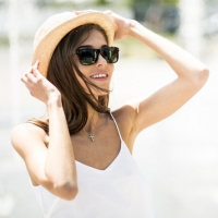 КАК ЗАЩИТИТЬ ГЛАЗА ЛЕТОМ (Врач поясняет, предупреждает, советует…)